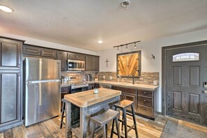 Apartment (2 Bedrooms) | Interior - 4 Mi to Dtwn: Rustic Fort Worth Apt (Fort Worth)