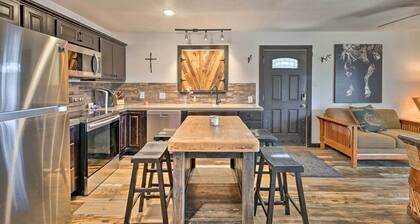 4 Mi to Dtwn: Rustic Fort Worth Apt