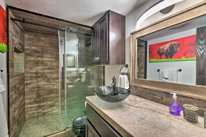 Apartment (2 Bedrooms) | Interior - 4 Mi to Dtwn: Rustic Fort Worth Apt (Fort Worth)