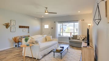 Casa (3 Bedrooms) | Área de sala de estar | Chimenea y libros