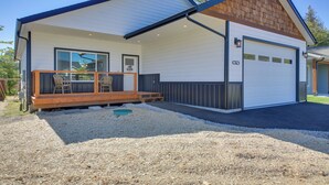 A modern house with a covered porch, a garage, and a gravel driveway. - 3 Mi to Lake Pend Oreille: Home w/ Deck & Yard (Ponderay)
