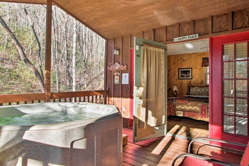 Private Gatlinburg Cabin: Pet Friendly w/ Hot Tub!