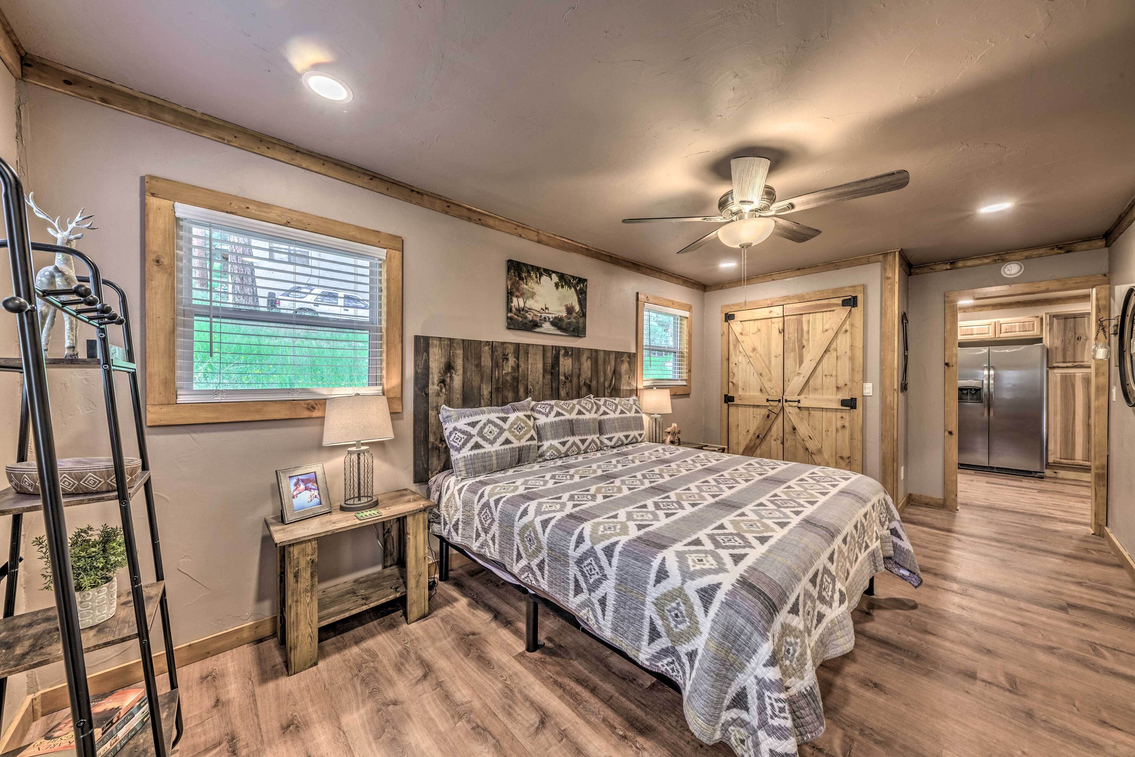 Ruidoso Cabin w/ Patio - Walk to Midtown!