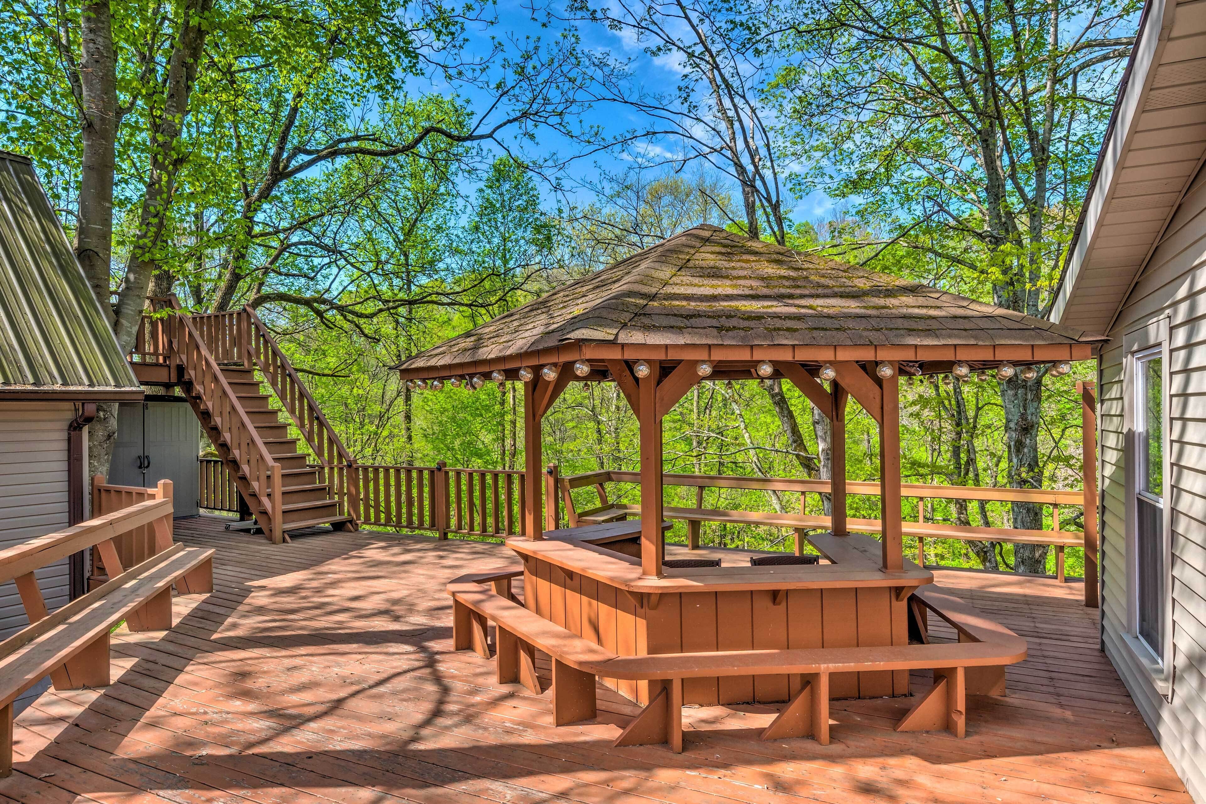 Stunning 2-building Rental - Walk to Marina!