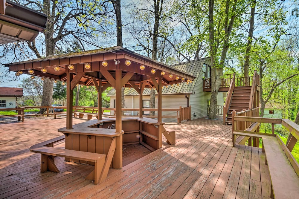 Stunning 2-building Rental - Walk to Marina! - Moss, TN