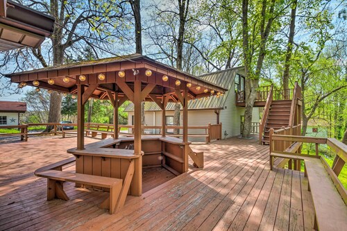 Stunning 2-building Rental - Walk to Marina!