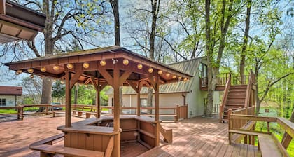 Stunning 2-building Rental - Walk to Marina!