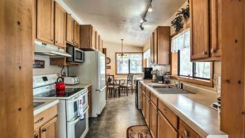 House (3 Bedrooms) | Private kitchen | Microwave, oven, stovetop, blender