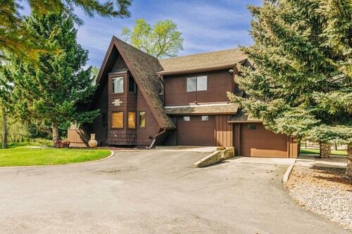 Serene Creekside Sheridan Getaway: Mountain Views!