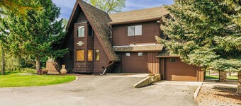 Serene Creekside Sheridan Getaway: Mountain Views!