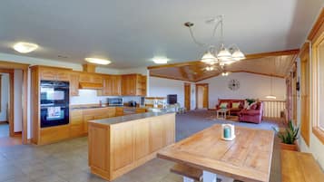 House (6 Bedrooms) | Interior