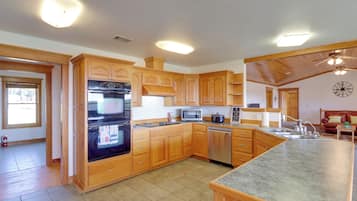 House (6 Bedrooms) | Interior