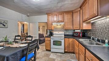 Rumah (4 Bedrooms) | Dapur pribadi | Microwave, oven, kompor, dan peralatan masak/sendok-piring