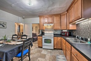 Casa (4 Bedrooms) | Cocina privada | Microondas, horno, placa de cocina y utensilios de cocina