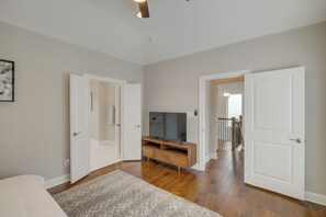 Apartment (3 Bedrooms) | Interior - Spacious Houston Townhome ~ 5 Mi to Downtown! (Houston)