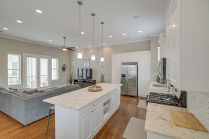 Apartment (3 Bedrooms) | Interior - Spacious Houston Townhome ~ 5 Mi to Downtown! (Houston)