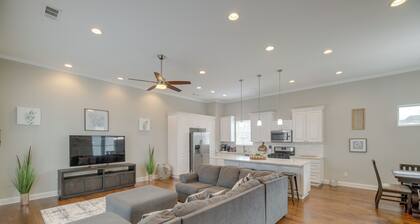 Spacious Houston Townhome ~ 5 Mi to Downtown!
