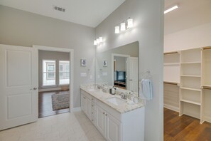 Interior - Spacious Houston Townhome ~ 5 Mi to Downtown! (Houston)