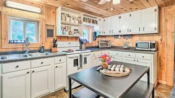 House (2 Bedrooms) | Interior