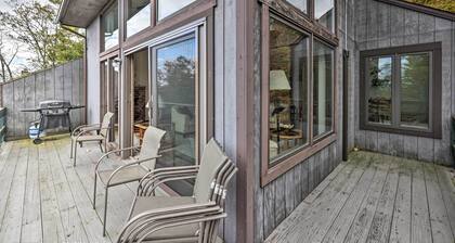 Tannersville Townhome w/ Wet Bar & Mountain Views!