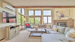 Unclassified image, 4 of 32, button - Tannersville Townhome w/ Wet Bar & Mountain Views! (Tannersville)