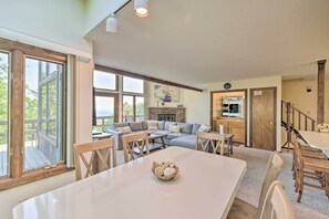 Interior - Tannersville Townhome w/ Wet Bar & Mountain Views! (Tannersville)