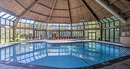 Tannersville Townhome w/ Wet Bar & Mountain Views!