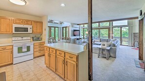 Unclassified image, 3 of 32, button - Tannersville Townhome w/ Wet Bar & Mountain Views! (Tannersville)