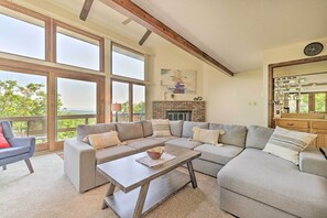 Fireplace - Tannersville Townhome w/ Wet Bar & Mountain Views! (Tannersville)