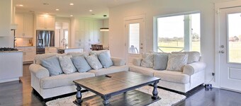 Spacious Texas Getaway w/ Fire Pit & Pond!