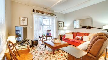 Apartment (3 Bedrooms) | Living area | TV, books