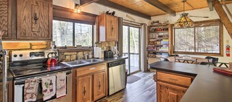 Swiss-style Chalet w/ Fireplace - Near Story Land!