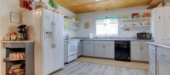 Vibrant Pass Christian Oasis - 3 Blocks to Beach!