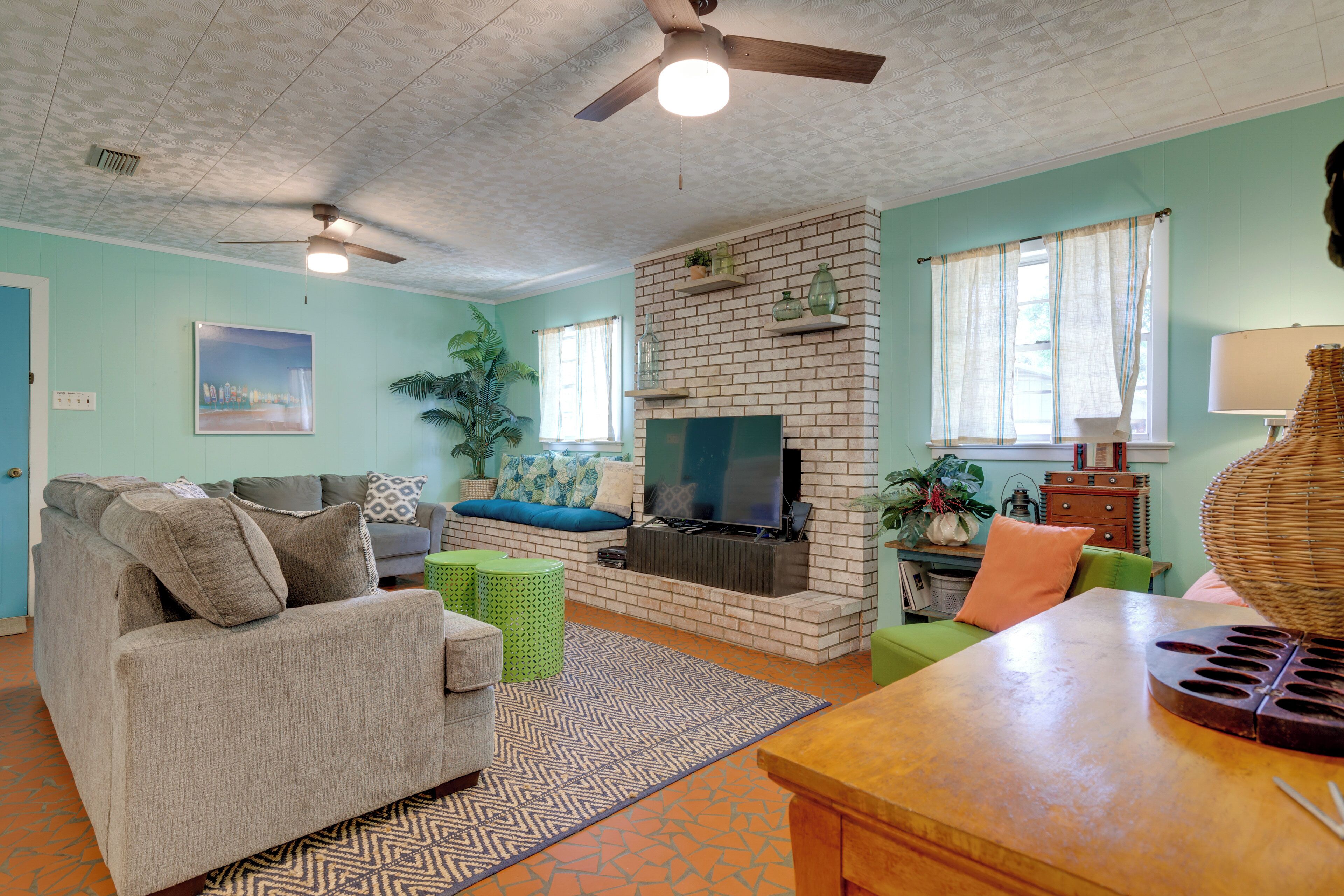 Vibrant Pass Christian Oasis - 3 Blocks to Beach!