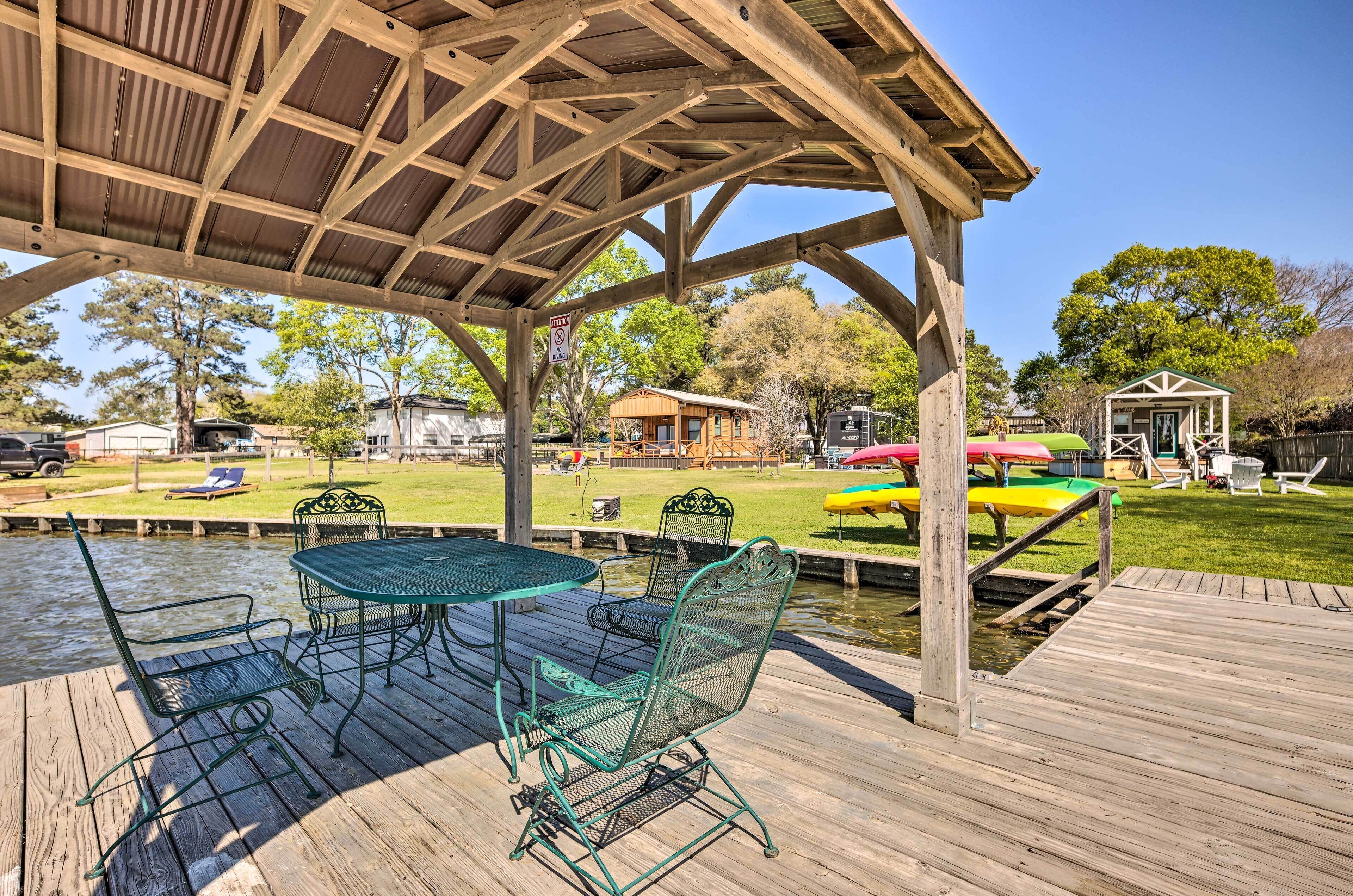 Updated Lake Conroe Cabin Rental - Walk to Water!