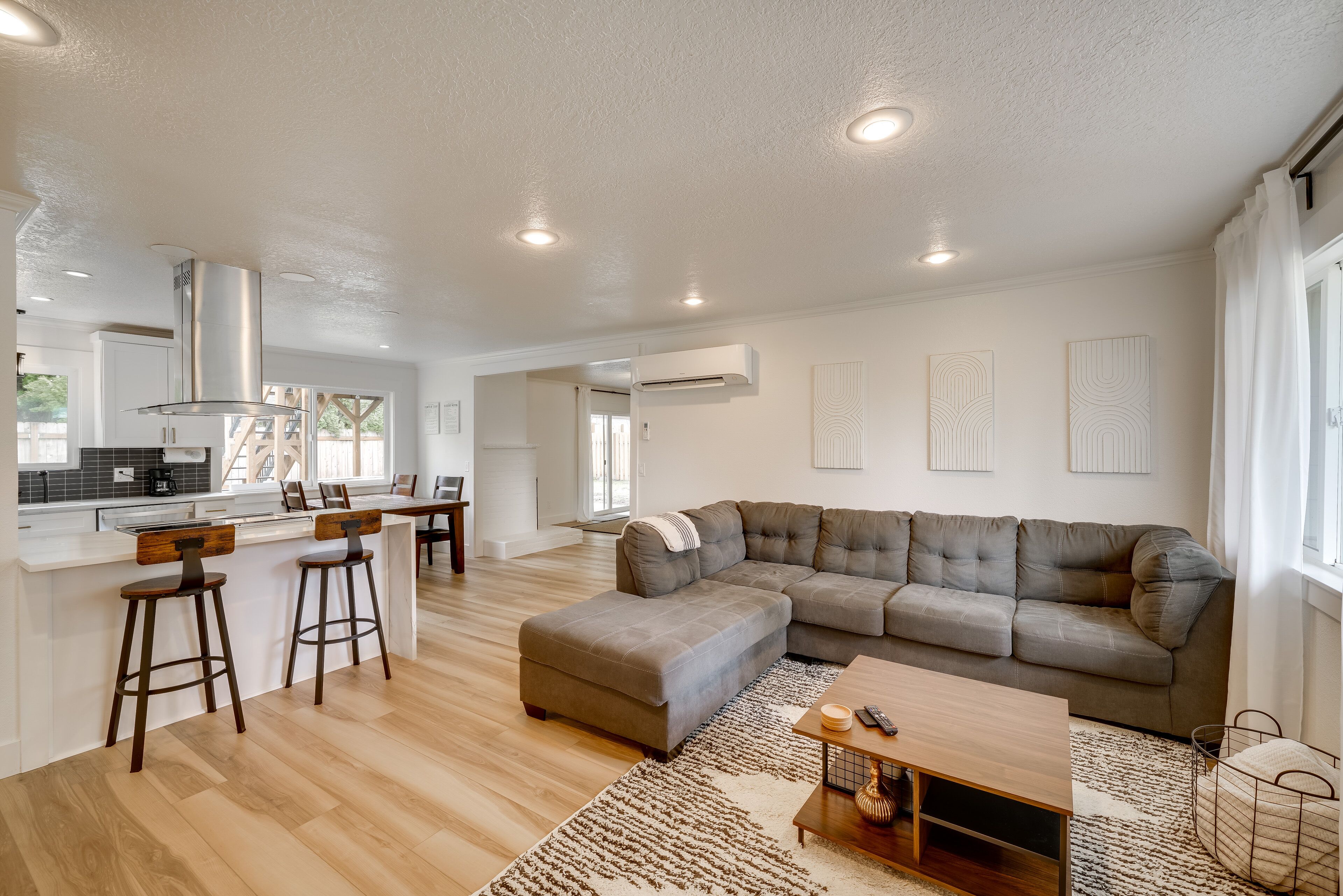 Vancouver Vacation Rental 16 Mi to Portland!