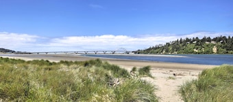 Waldport Townhome w/ Dog Run on Alsea Bay!
