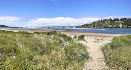 Waldport Townhome w/ Dog Run on Alsea Bay!