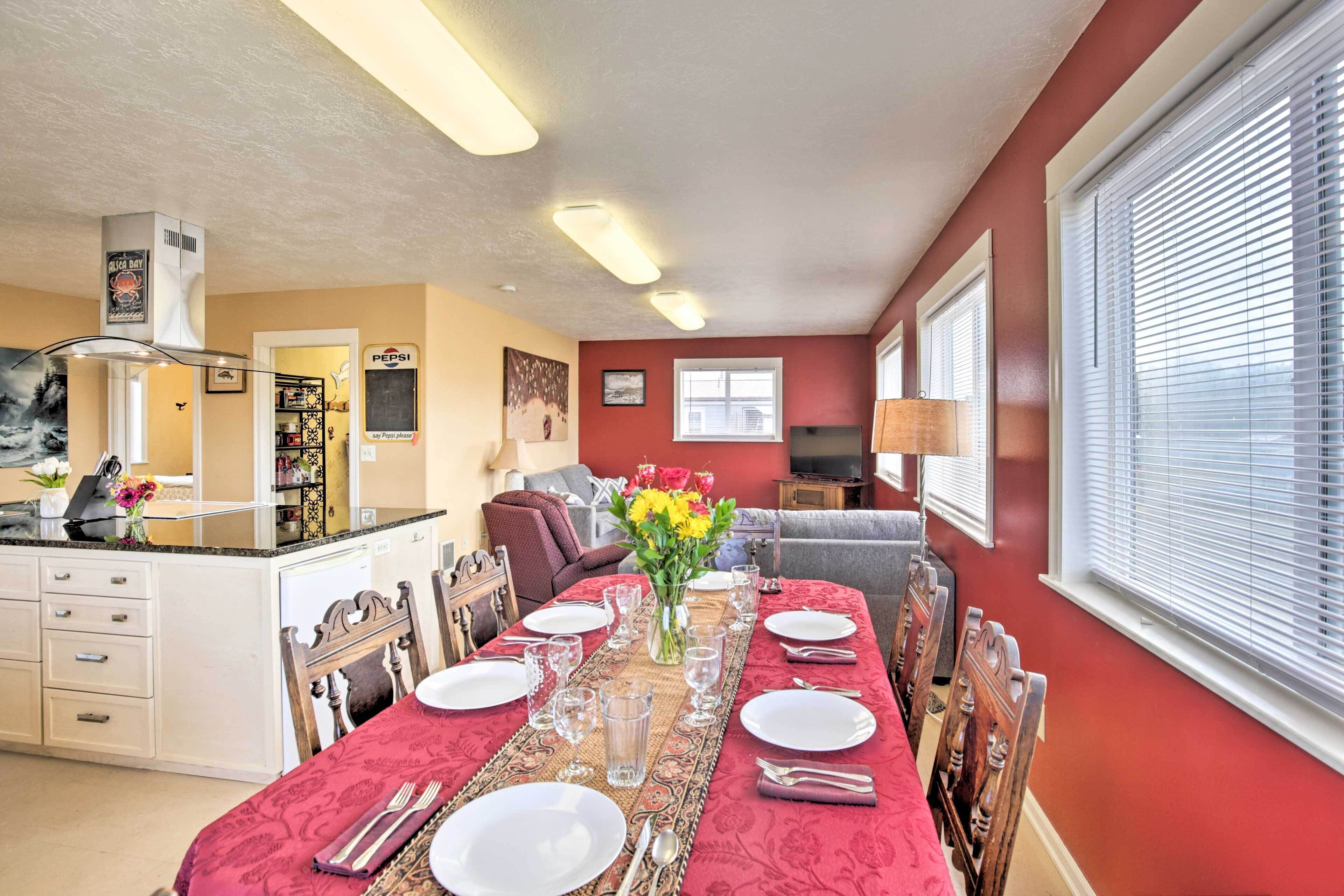 Waldport Townhome w/ Dog Run on Alsea Bay!