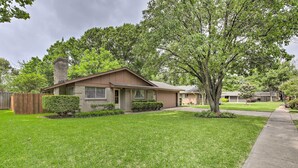 A single-story house with a brick facade, a chimney, and a well-maintained lawn. - Home 1 Mi to University of Texas: Relax Fireside! (Richardson)