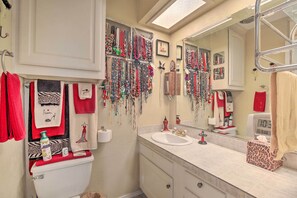 Interior - Home 1 Mi to University of Texas: Relax Fireside! (Richardson)