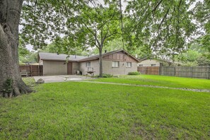 Interior - Home 1 Mi to University of Texas: Relax Fireside! (Richardson)