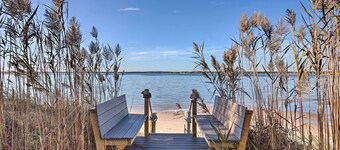 대형 데크와 개인 수영장이 있는 워터프론트 홈!