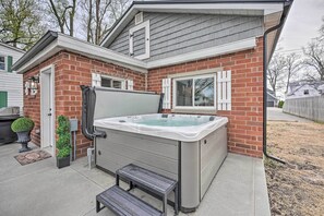 Cottage (2 Bedrooms) | Interior - Waterfront Syracuse Home w/ Patio & Fire Pit! (Syracuse)