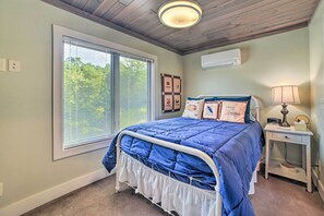 3 bedrooms, iron/ironing board, bed sheets - Waverly Home w/ Hot Tub ~ 1 Mi to Lake Access! (Waverly)