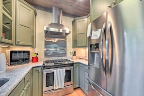 Microwave, oven, stovetop, dishwasher - Waverly Home w/ Hot Tub ~ 1 Mi to Lake Access! (Waverly)