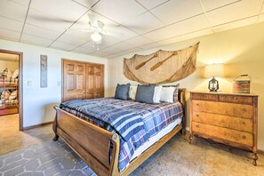 House (4 Bedrooms) | Interior - Shared Hot Tub, Pool & Dock: Lakefront Grove House (Grove)