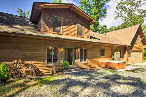 Tryon House w/ Hot Tub - Near Equestrian Centers!