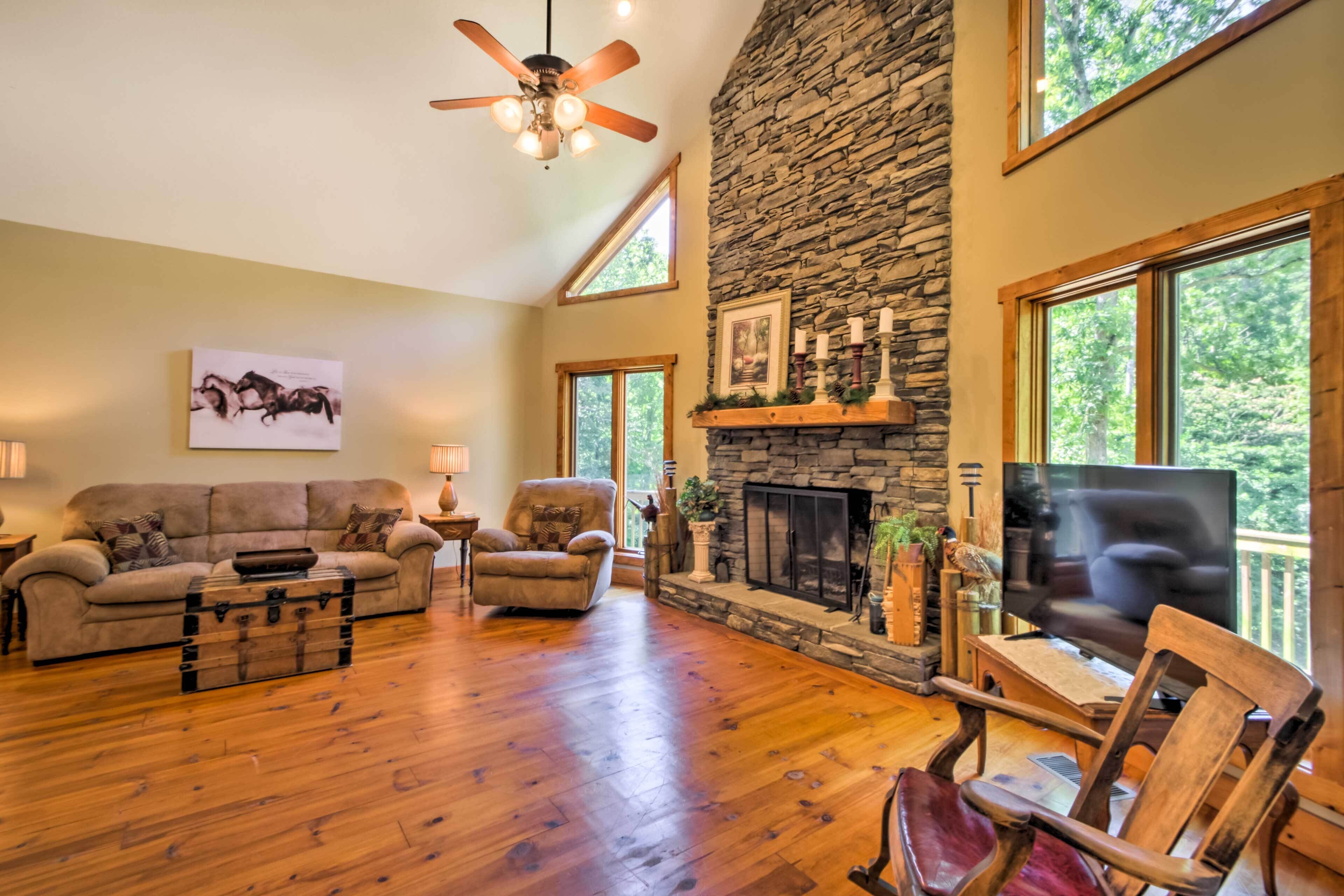 Tryon House w/ Hot Tub - Near Equestrian Centers!