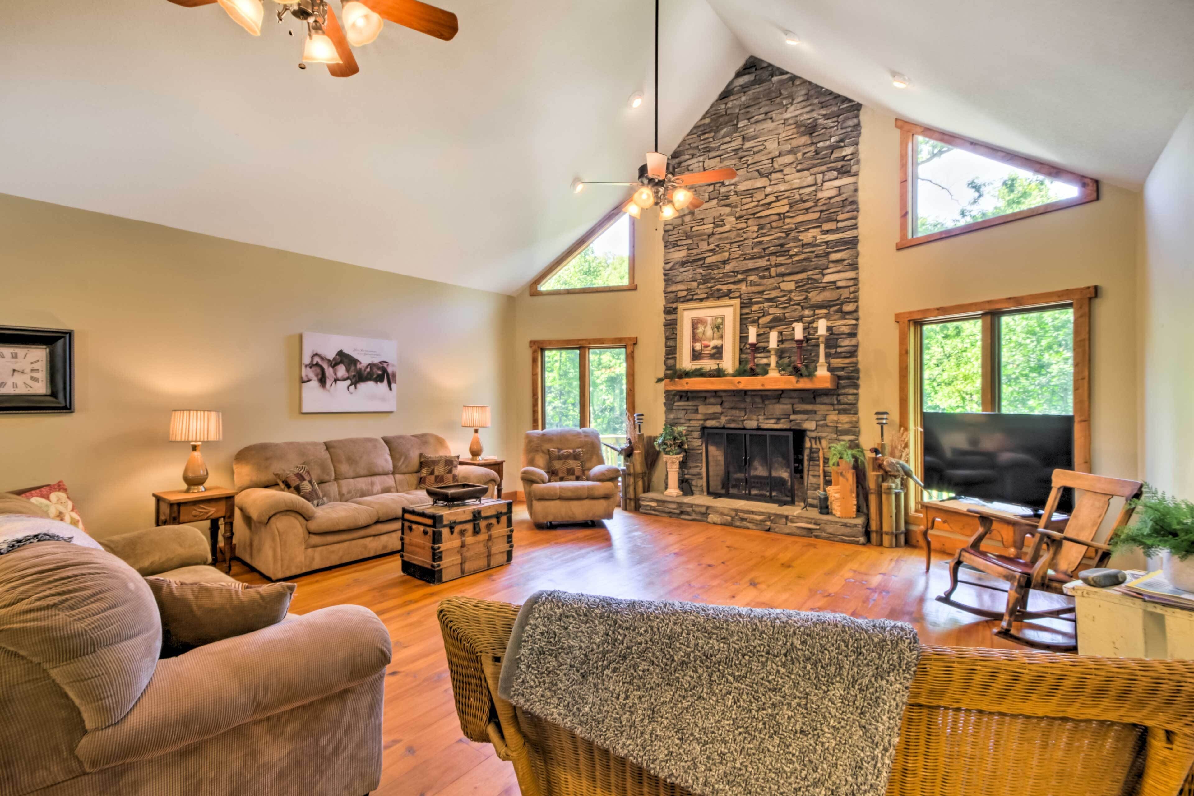 Tryon House w/ Hot Tub - Near Equestrian Centers!